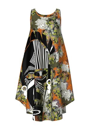 Kvinde med fletninger iført en ærmeløs, farverig midi-kjole med abstrakte sorte, hvide, orange og grønne mønstre, står barfodet.