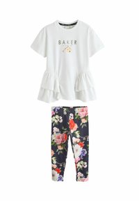 Biele tričko s krátkym rukávom a volánikmi na leme s logom "BAKER", doplnené tmavomodrými legínami s kvetinovým vzorom s ružovými a červenými kvetmi.