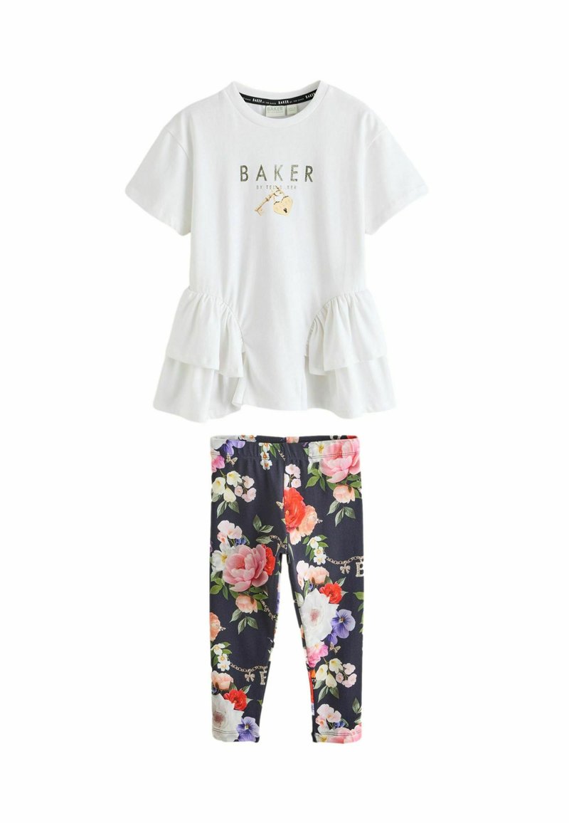 Biele tričko s krátkym rukávom a volánikmi na leme s logom "BAKER", doplnené tmavomodrými legínami s kvetinovým vzorom s ružovými a červenými kvetmi.