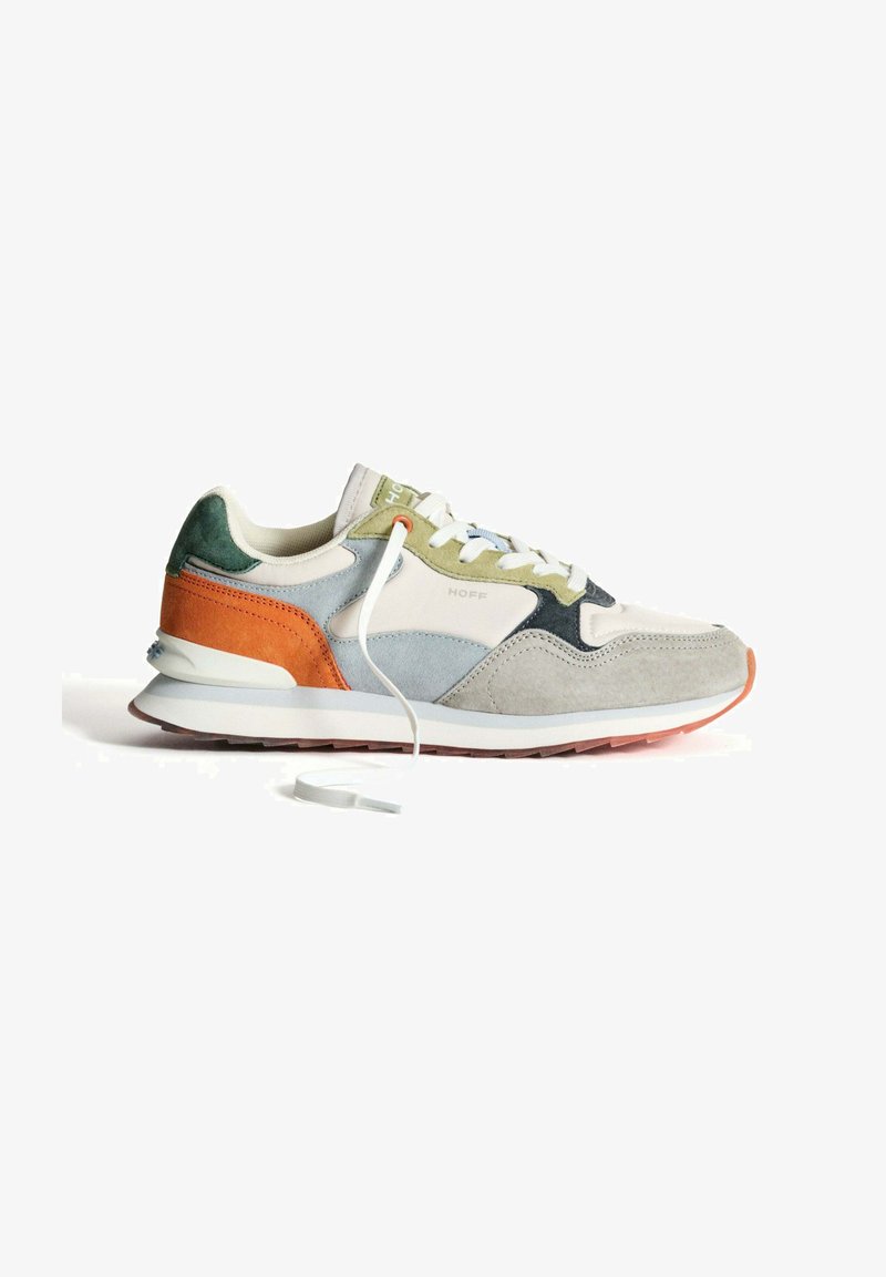 Sneaker leggera caratterizzata da un mix di suede grigio, verde e arancione. Punta arrotondata, lacci bianchi e suola in gomma con accenti testurizzati.