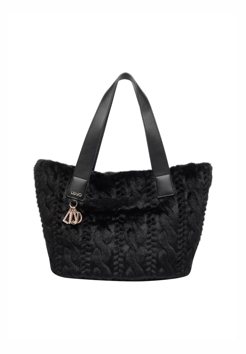 Borsa tote in ecopelliccia nera con motivo intrecciato, manici in pelle nera e un ciondolo decorativo in metallo con il logo del marchio.