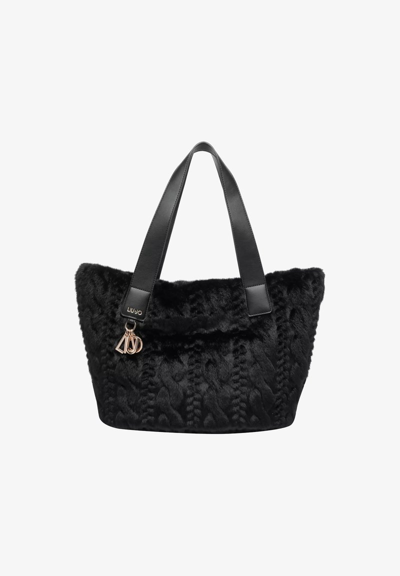 Borsa tote in ecopelliccia nera con motivo intrecciato, manici in pelle nera e un ciondolo decorativo in metallo con il logo del marchio.
