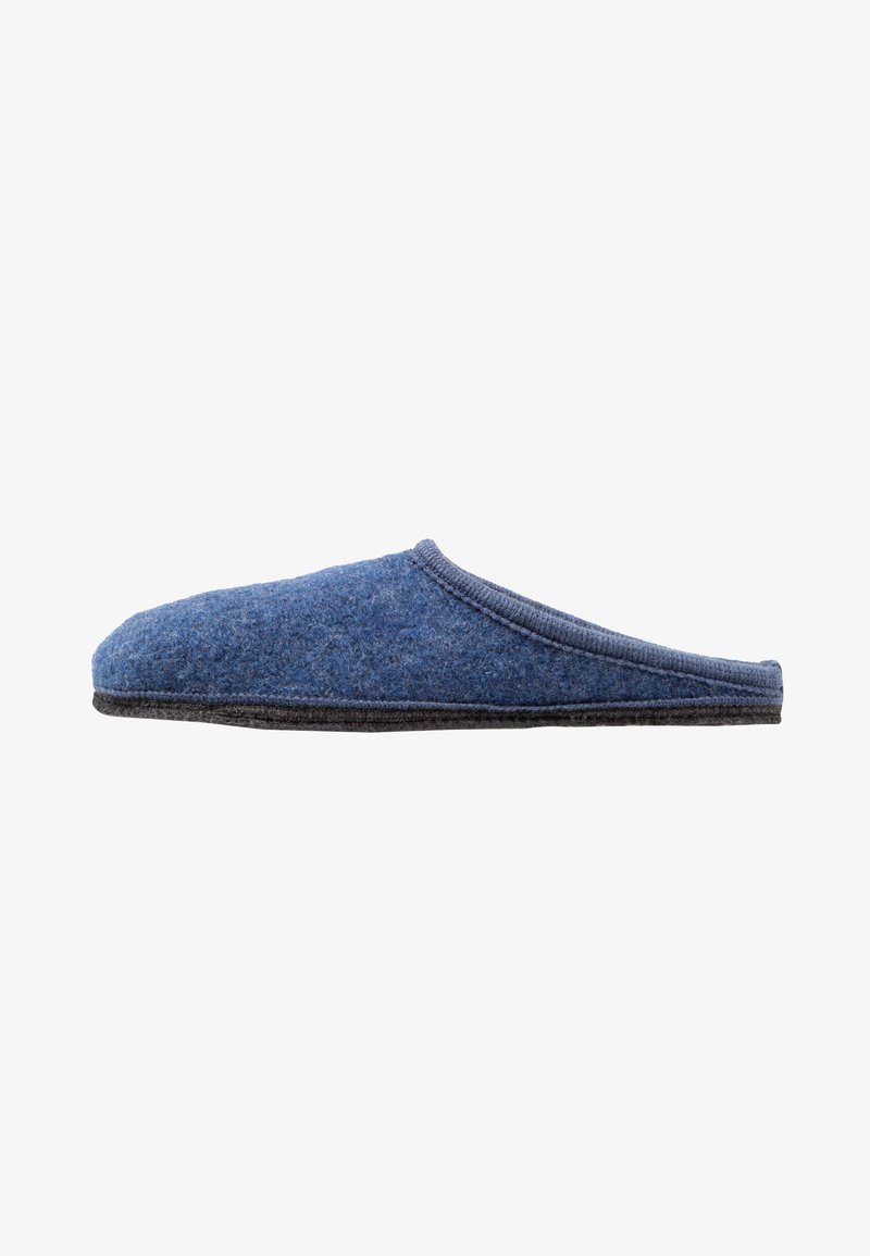 Blauwe vilten slipper met een zachte textuur, ronde vorm en een contrasterende donkere zool. Ontwerp met open achterkant en gestikte details langs de randen.
