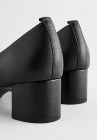 Next FOREVER COMFORT LOW BLOCK REGULAR WIDE FIT - Klassikalised kontsakingad - black