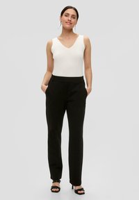 s.Oliver BLACK LABEL Broek - schwarz