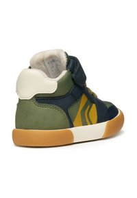Sneakers alte di colore blu navy, verde e giallo. Presentano un tessuto testurizzato, una fodera morbida, una fascia in Velcro e una suola in gomma.
