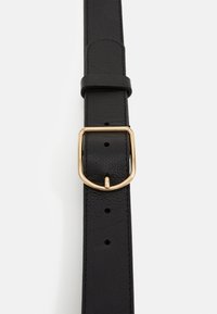 Ceinture en cuir noir avec une finition texturée, dotée d'une boucle rectangulaire en ton doré et de plusieurs trous d'ajustement le long de la sangle.