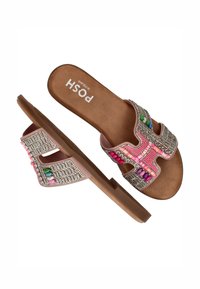 Bruine slide-sandalen met decoratieve kralen in roze, groen en blauw. Platte zool en een open teen ontwerp, met geprofileerde versieringen.