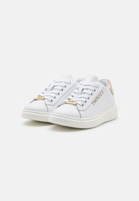Sneakers bianchi in pelle con design a lacci, dettaglio del logo dorato sul lato e suola in gomma bianca liscia. Parte posteriore rinforzata per supporto.