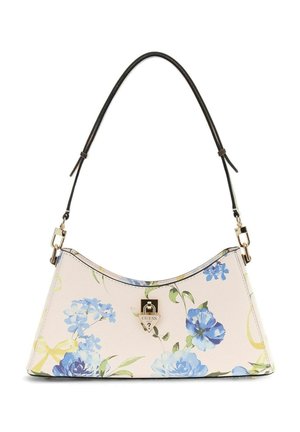 Sac à main crème avec motif floral bleu, bandoulière noire réglable et fermoir à verrou avec logo Guess en ton or sur le devant.