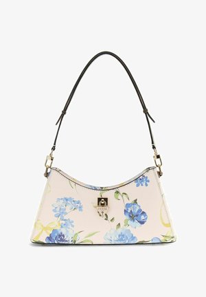 Sac à main crème avec motif floral bleu, bandoulière noire réglable et fermoir à verrou avec logo Guess en ton or sur le devant.