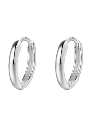 Paire de petites boucles d’oreilles créoles en argent lisse et poli avec fermoirs articulés sur fond blanc.