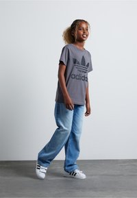 adidas Originals TREFOIL TEE-JUNIOR - Apdrukāts T-krekls - grey five