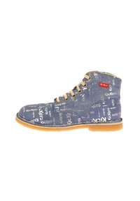 Stivaletto in tela blu con cuciture gialle e suola in gomma marrone. Presenta una stampa ripetuta del logo "Kickers" e punta rotonda. Design con lacci, collarino basso.