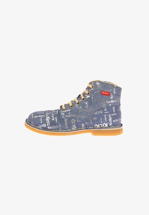 Stivaletto in tela blu con cuciture gialle e suola in gomma marrone. Presenta una stampa ripetuta del logo "Kickers" e punta rotonda. Design con lacci, collarino basso.