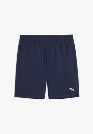Tmavě modré sportovní šortky s elastickým pasem, bočními kapsami, malými bočními rozparky a bílým logem Puma na levé noze.