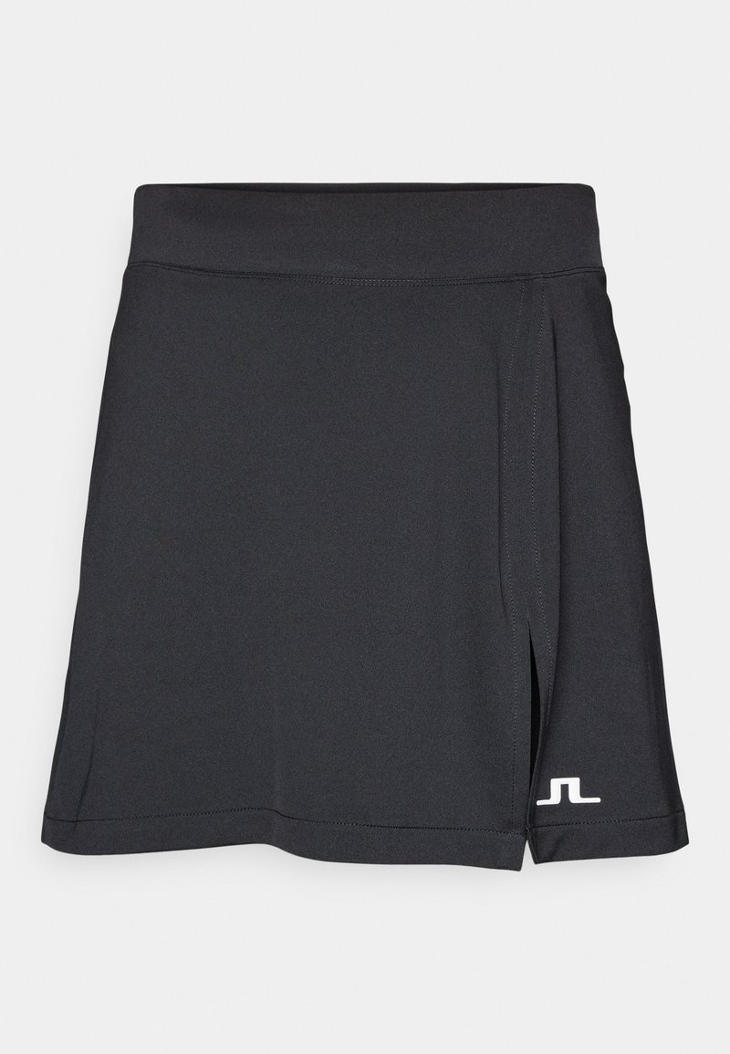 Falda atlética negra con una textura suave, que presenta una abertura lateral y un acento de logotipo blanco en el dobladillo. Diseñada para la comodidad y el movimiento.