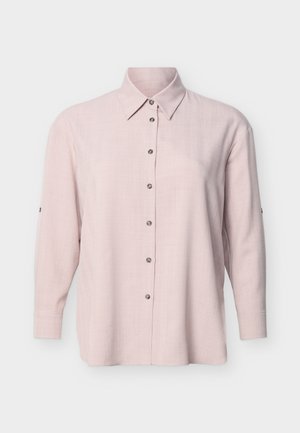 Ανοιχτό ροζ πουκάμισο με μακριά μανίκια και κουμπιά, με κλασικό γιακά και ορατά κουμπιά κατά μήκος του μπροστινού μέρους, σε απλό λευκό φόντο.