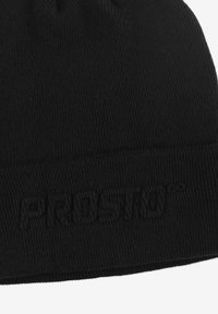 Czarna dziana czapka z miękkiego, elastycznego materiału, z podwiniętym brzegiem i wytłoczonym logo "PROSTO" blisko krawędzi.