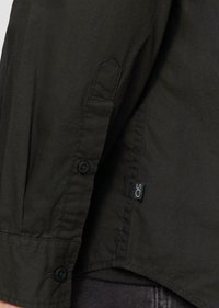 Zwarte overhemd met knopen, met een gladde textuur, lange mouwen met manchetten en een klein merklabel op de zijkant.