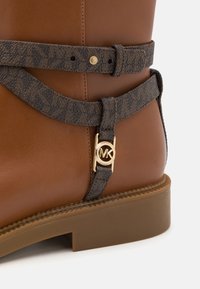 MICHAEL Michael Kors ABIGAIL - Klassikalised poolsaapad - brown/luggage