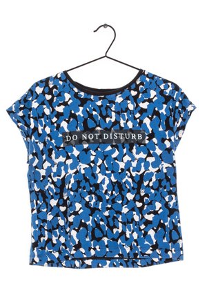T-shirt con stampa leopardata blu, nera e bianca, con scollo rotondo e maniche corte, caratterizzato da un'etichetta nera con la scritta "NON DISTURBARE".