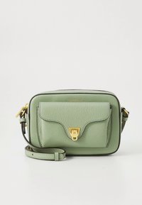 Zelena kožna torbica na rame sa zlatnim kopčom, koja ima prednji džep, podesivu naramenicu i teksturiranu površinu.