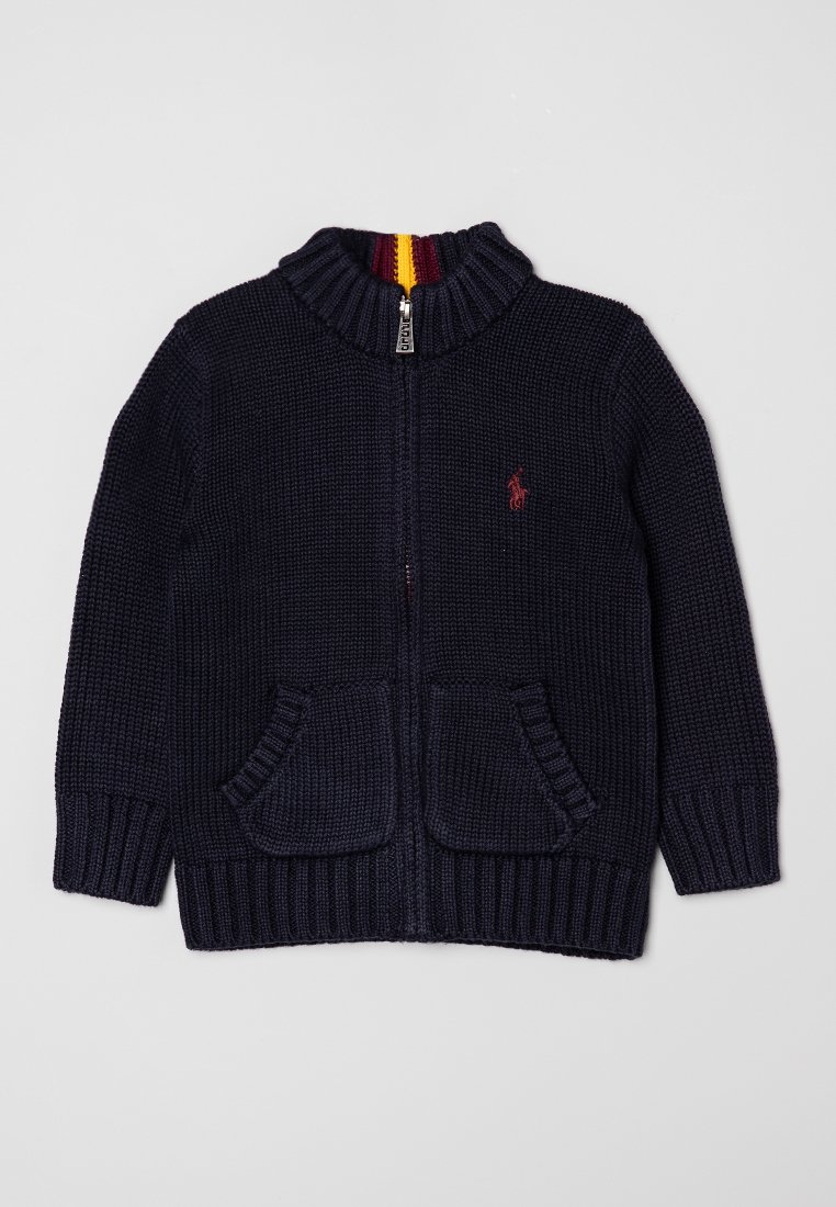 Dunkelblaues Strick-Zip-Hoodie mit gerippten Bündchen und Kragen, zwei Vorderontaschen und kleinem roten gestickten Logo auf der Brust.