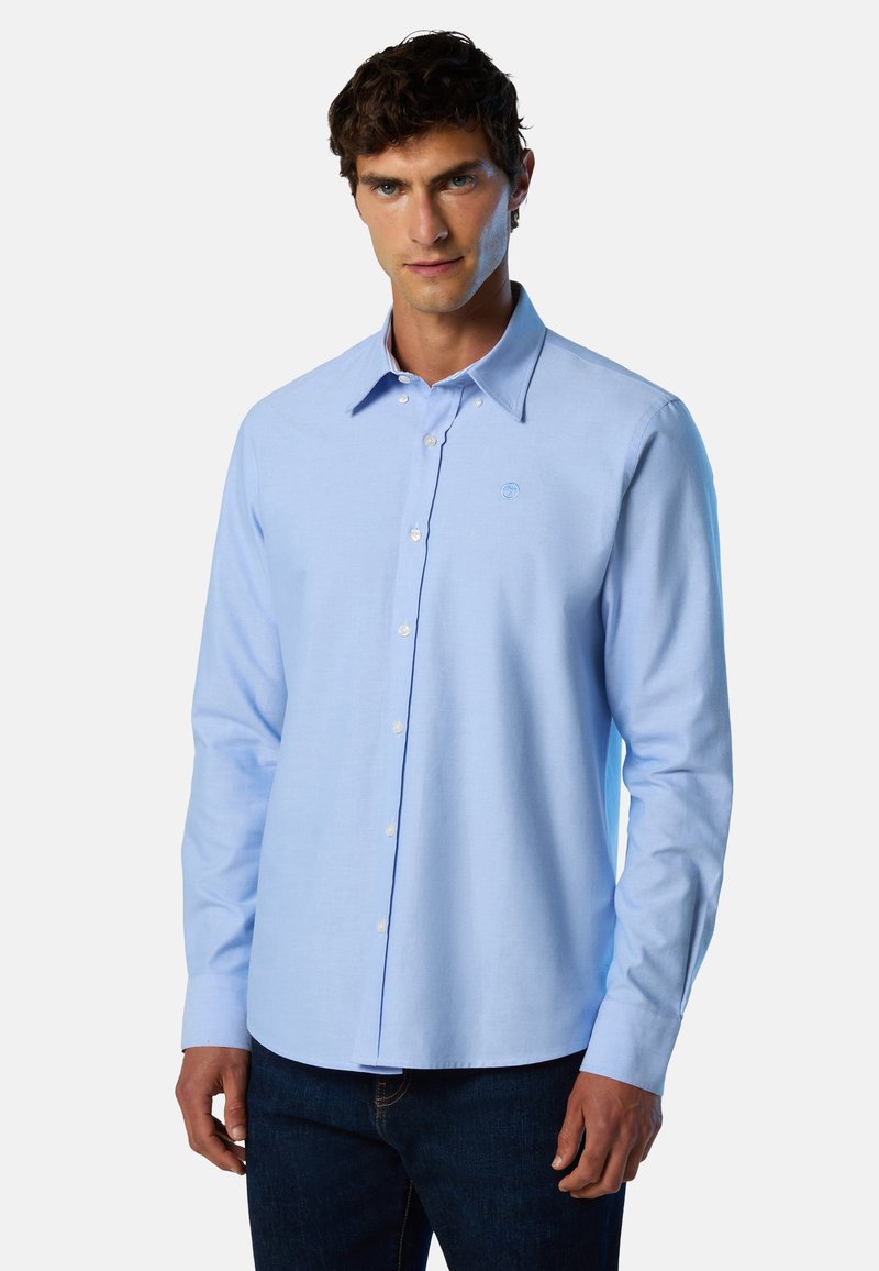 Camicia azzurro chiaro a maniche lunghe con bottoni e collo all'italiana, caratterizzata da un logo ricamato discreto e una texture liscia in cotone.