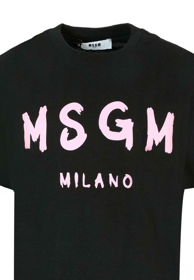 Czarny bawełniany t-shirt z dużym różowym tekstem "MSGM MILANO" w stylu pędzla na przodzie. Klasyczny krój z okrągłym dekoltem. Miękka faktura.