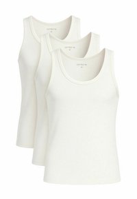 Drie witte katoenen tanktops met een geribbelde textuur, met een ronde halslijn en brede schouderbanden. Elk met het merklabel "ombre".