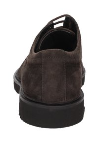 Chaussure en daim marron avec un bout rond et une semelle plate noire. Présente des détails de couture et une découpe sur le côté pour la ventilation. Vue de l'arrière mise en avant.