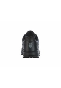 Črne atletske čevlje z gladkim usnjenim zgornjim delom, teksturiranimi poudarki in gumijastim podplatom. Opremljeni so z logotipom na peti. Zadnji pogled.