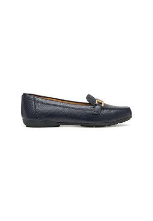 Mocassins en cuir bleu marine avec un détail de boucle dorée et une semelle noire basse, positionnés pour montrer le profil latéral de la chaussure.