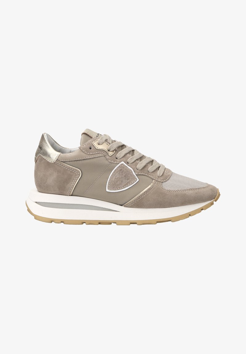 Sneakers beige con una combinazione di materiali in suede e mesh, dettaglio del logo bianco e tallone metallico. Suola testurizzata per la massima aderenza.