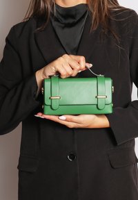 Borsa a mano rettangolare verde realizzata in materiale liscio, con rifiniture dorate, doppio manico e un design strutturato.