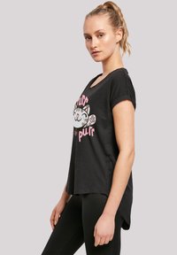 Svart t-skjorte med korte ermer med et kartondesignet katt i hvitt og rosa. T-skjorten har en rund hals og en avslappet passform.