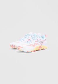 Weiße Sportschuhe mit hellblauen Akzenten, rosa Mesh-Details und einer mehrfarbigen Sohle mit gelben, rosa und roten Mustern.