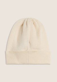 Cappello beanie lavorato a maglia di colore crema con un risvolto a coste, caratterizzato da una texture morbida e un design raccolto sulla cima. Ideale per essere indossato nelle giornate fredde.