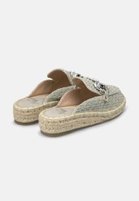 Scarpe slip-on in tessuto intrecciato con punta rotonda, dotate di una catena decorativa in argento e una suola flatform in juta. Colore: neutro con accenti texturizzati.