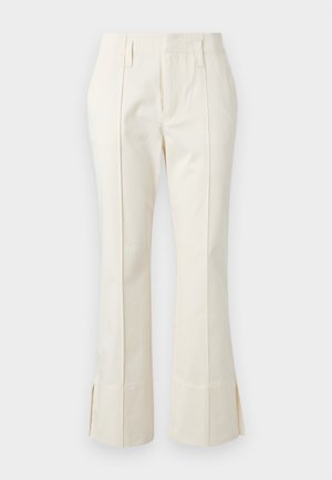 Pantalon sur mesure couleur blanc cassé avec plis avant, passants pour ceinture, jambes droites et petites fentes latérales aux ourlets.