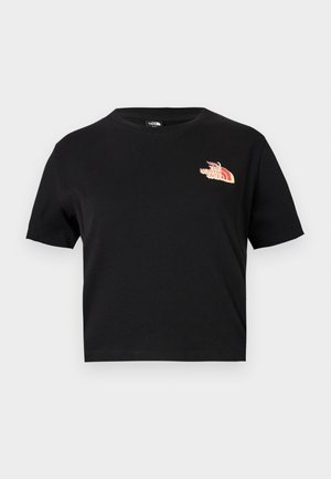 T-shirt noir court à manches courtes avec un petit logo The North Face rouge et blanc sur le haut à gauche de la poitrine.