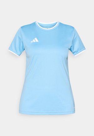 Svijetloplava sportska majica kratkih rukava s bijelim ovratnikom i detaljima na rukavima, s bijelim logotipom u gornjem lijevom dijelu.