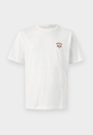 Balta īsām piedurknēm apaļas apkakles T-krekls ar nelielu daudzkrāsainu trijstūra logo un tekstu kreisajā krūtīs.