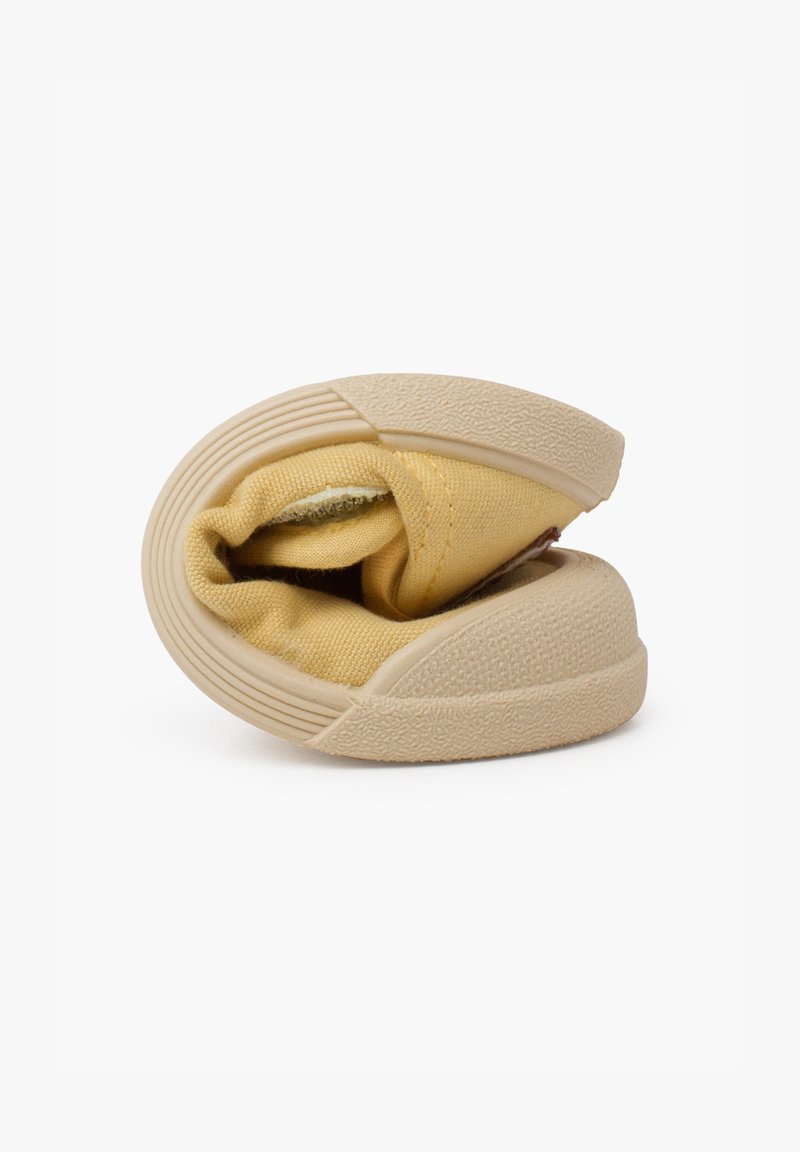 Gelbe Leinenschlupfschuhe mit einer strukturierten Sohle, abgerundeter Form und gefaltetem Design, das ein weiches Innenleben zeigt.