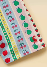 Tissu à rayures verticales présentant des pommes rouges, des cerises, des poires vertes et des fraises avec un petit animal rouge brodé.