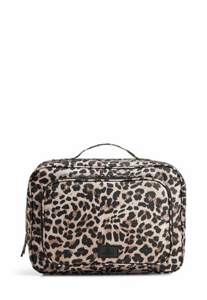 Sac de voyage en tissu léopard dans les tons beige et noir. Doté d'une poignée supérieure et d'une poche zippée à l'avant. Forme rectangulaire compacte. Matériau durable.
