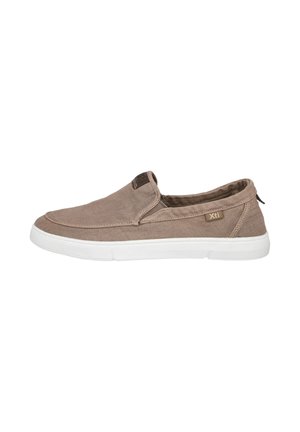 Zapato casual tipo slip-on en tela marrón claro con suela de goma blanca y pequeña etiqueta de marca en el lateral.