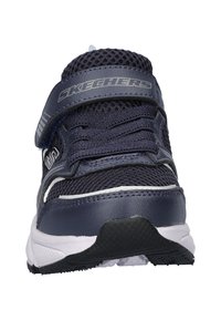 Donkerblauwe sportieve schoen met een bovenkant van mesh, klittenbandsluiting en een gevoerde zool. Bevat gestructureerde accenten en logo-branding. Rubberen buitenzool.