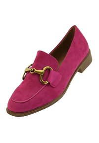 Mocassini in suede rosa con dettaglio in catena dorata, punta arrotondata e tacco basso marrone. Tessuto morbido con una finitura liscia.